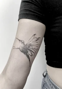 Tatuaje fineline 34 en Martorell - trabajo de Ale Yellow Tattoo