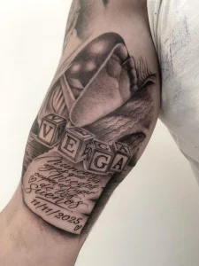 Tatuaje realismo black and grey 04 en Martorell - trabajo de Ale Yellow Tattoo