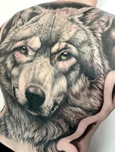Tatuaje realismo black and grey 05 en Martorell - trabajo de Ale Yellow Tattoo