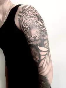 Tatuaje realismo black and grey 13 en Martorell - trabajo de Ale Yellow Tattoo